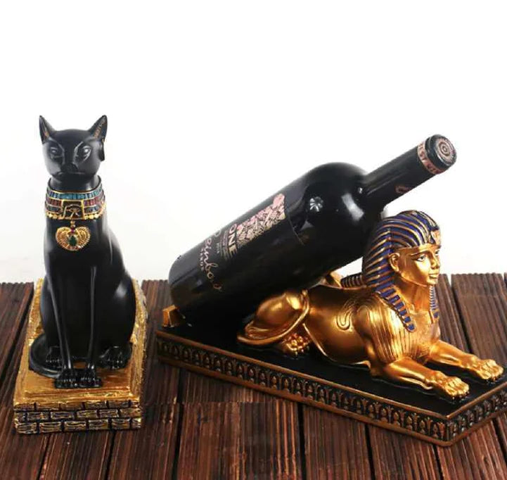 Botellero y pieza de arte egipcio con cabeza de león