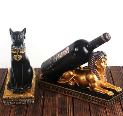 Botellero y pieza de arte egipcio con cabeza de león